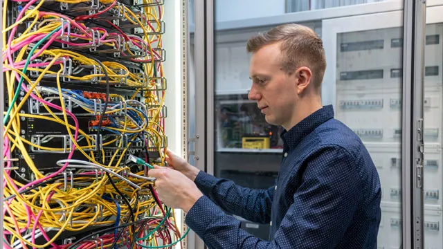 Bretz & Hufer Gebäudesystemtechnik GmbH | Netzwerk / Mitarbeiter bei der Verkabelung