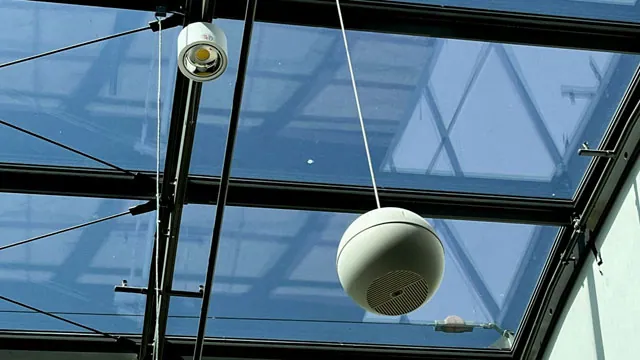 Sprachalarmanlage - an der Decke Lautsprecher im Einkaufszentrum