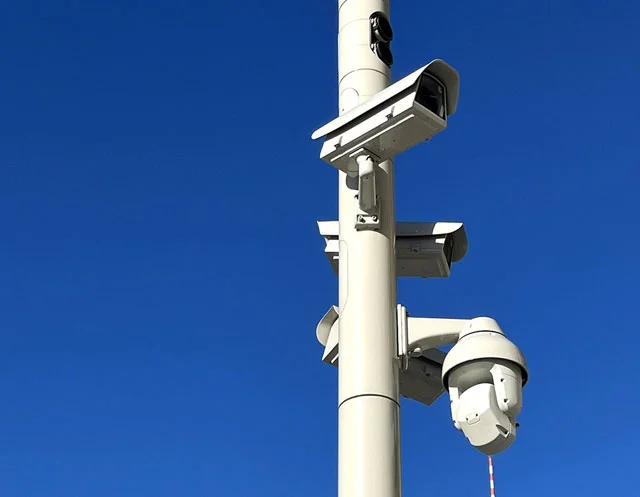 Videoüberwachung - Überwachungskameras an einem Mast